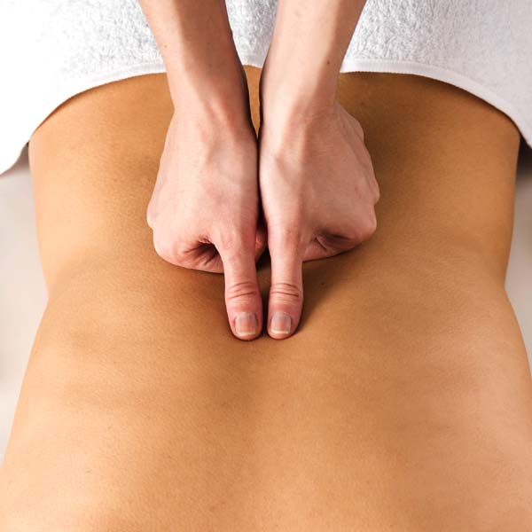 Wellness-Gutschein Deluxe in Kln fr Dorn-Breuss Massage einlsen
