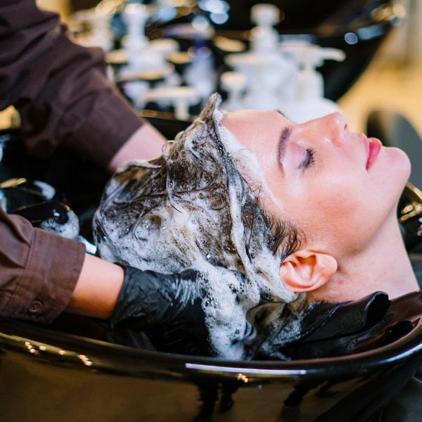 Frauen in Berlin lieben Haare waschen