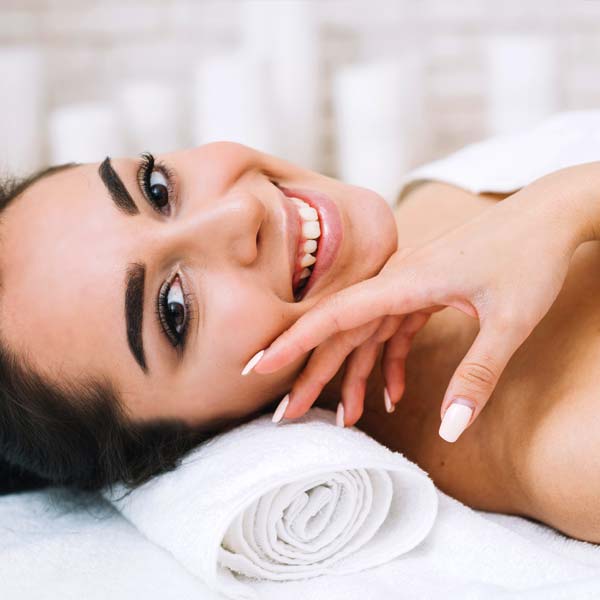 Gesichtsbehandlung mit Massage genießen