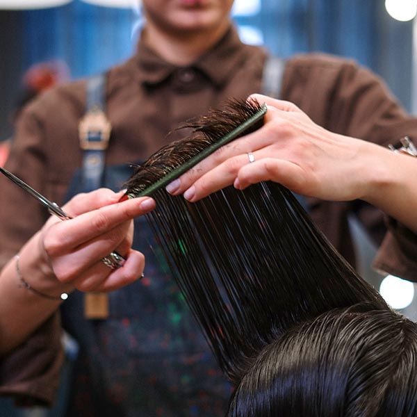 Wellness-Gutschein Deluxe in Berlin für Haare schneiden einlösen