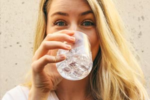 Wasser trinken nach der Massage