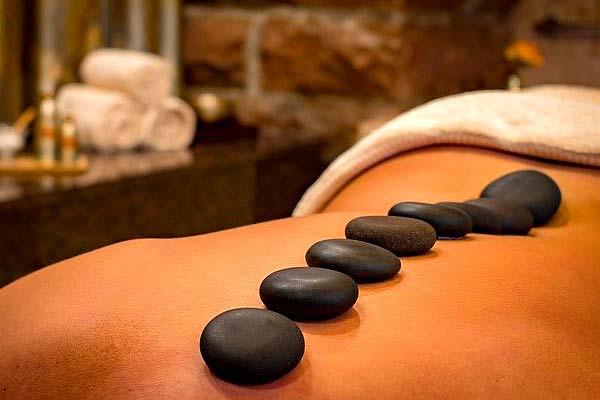 Hotstone-Massage mit warmen Steinen