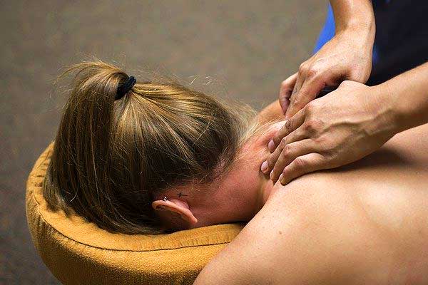 kraftvolle Schultern- und Nacken-Massage