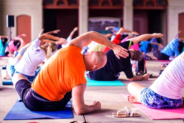 Yoga gemeinsam erleben mit einem Wellness-Gutschein